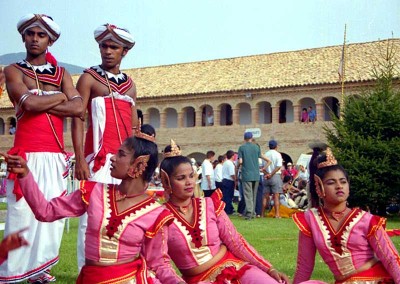 Año 2001 Festival oriental. Festival Folklórico de los Pirineos de Jaca. Gabinete de Prensa