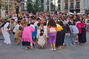 Talleres infantiles El jueves 30 y el viernes 31, a partir de las 11:00 h. en el Hall del Pabellón de Hielo, los más peques tienen la oportunidad de aprender las danzas y músicas con los grupos de Brasil y Timor Oriental.