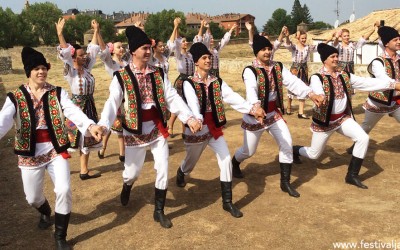 Pasacalles y actuación del Grupo Folclórico de Moldavia como avance del Festival 2017