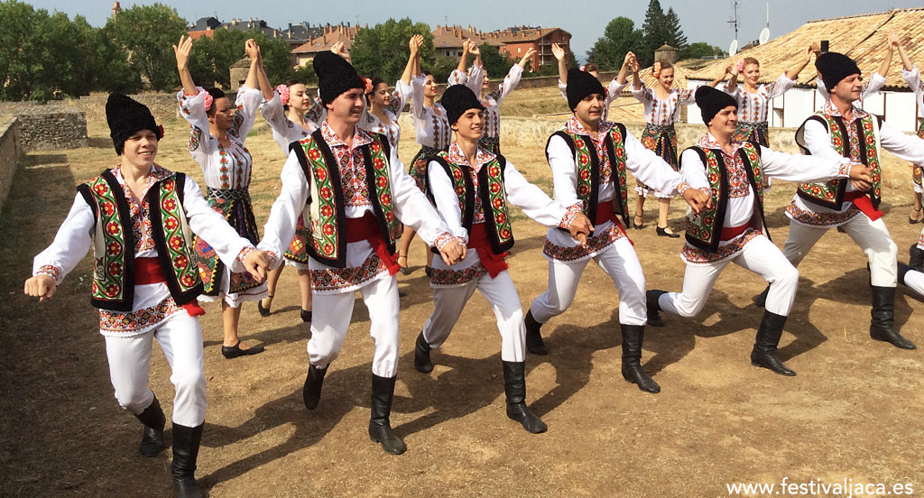 Pasacalles y actuación del Grupo Folclórico de Moldavia como avance del Festival 2017