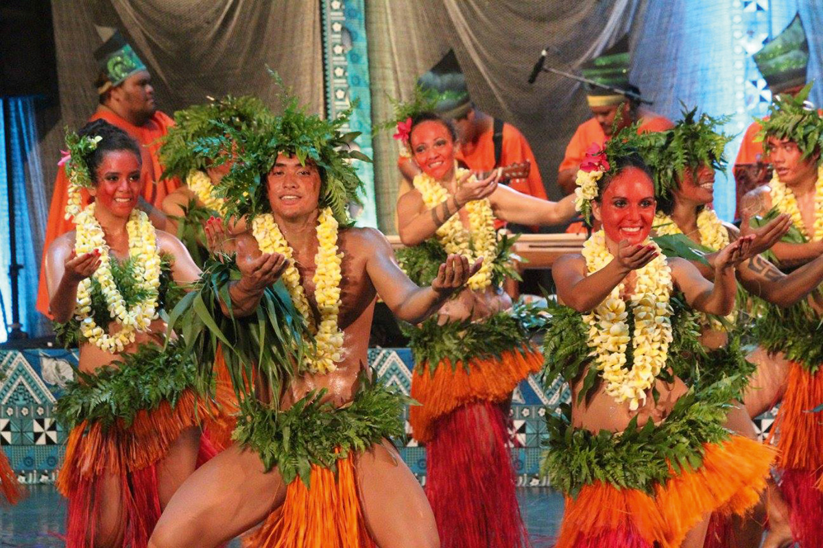 Tahití: Coros y Danzas de Polinesia "MANAHAU"