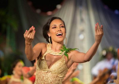 Tahití: Coros y Danzas de Polinesia "MANAHAU"