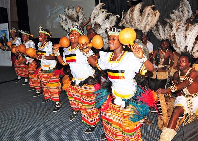 Uganda: Conjunto folklórico "CRANE"