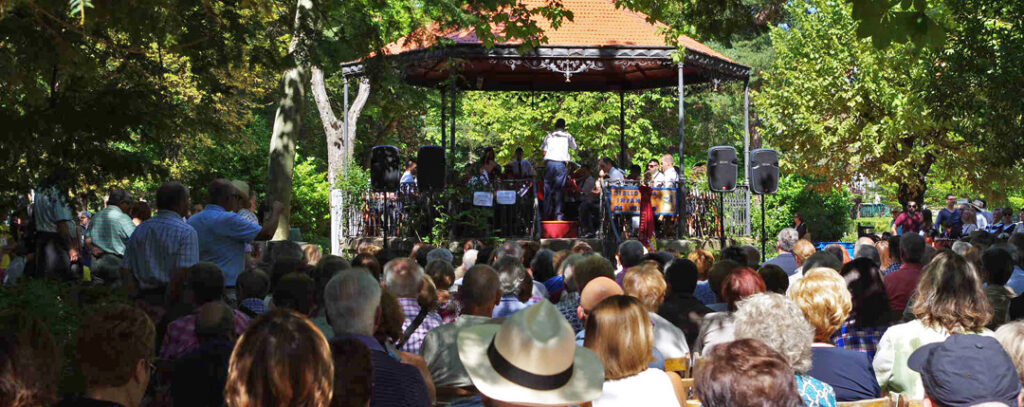 La Banda Municipal de Música Santa Orosia será la encargada de servir el aperitivo musical para el próximo Festival Folclórico, con un concierto en el que se incluirán músicas y melodías de las diferentes latitudes de donde proceden los grupos folclóricos que participan en el certamen cultural internacional. La actuación tendrá lugar en el quiosco del Paseo, el domingo por la tarde, a las ocho.