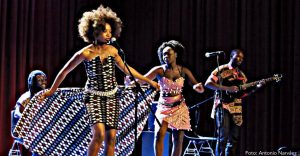 Nakany Kanté, polifacética artista originaria de Guinea Conakry, que apuesta por una fusión entre música mandinga y pop, con matices del flamenco y la música mediterránea. Desde su llegada a España ha participado en diversos proyectos —musicales pero también en cine y televisión— y ha publicado tres discos.