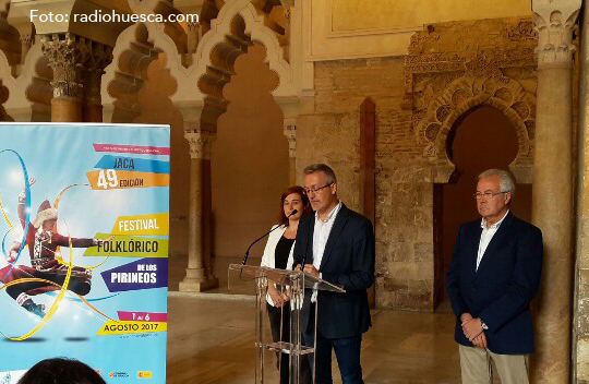 FOTO: Radiohuesca.com. Grupos de los cinco continentes se darán cita en Jaca del 1 al 6 de agosto para participar en la 49 edición del Festival Foklórico de los Pirineos. El evento fue presentado la pasada semana en Zaragoza por la teniente alcalde y concejal delegada, Olvido Moratinos, el alcalde de Jaca, Juan Manuel Ramón y José María Tomás, de la organización del Festival.