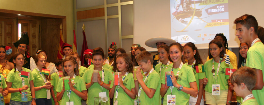 Emotivo intercambio de regalos con los grupos del Festival