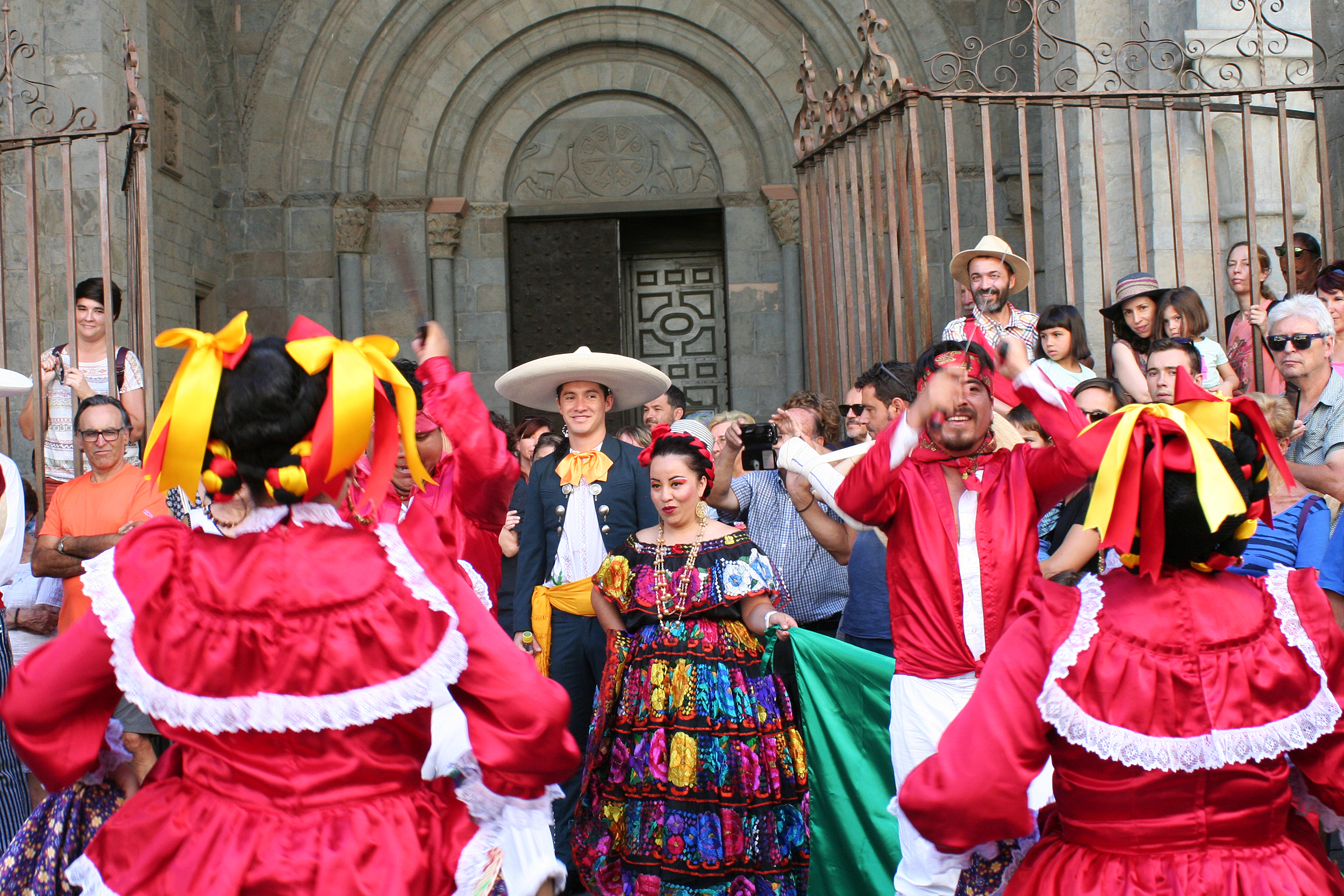 El Festival Folklórico de los Pirineos se presenta en FITUR