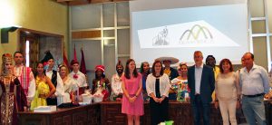 Esta mañana ha tenido lugar, en el Salón de Ciento del Ayuntamiento, el intercambio de recuerdos con los grupos participantes en el Festival, una ceremonia cálida y cargada de simbolismo que ha querido reflejar la unión entre los pueblos y el intercambio cultural, tan presentes en nuestro certamen.