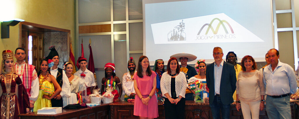 Esta mañana ha tenido lugar, en el Salón de Ciento del Ayuntamiento, el intercambio de recuerdos con los grupos participantes en el Festival, una ceremonia cálida y cargada de simbolismo que ha querido reflejar la unión entre los pueblos y el intercambio cultural, tan presentes en nuestro certamen.