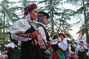 esfile final del Festival Folklórico de los Pirineos 2017