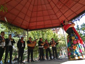 Música en el Kiosco Grupo Folklórico “MAGISTERIAL DE CHIAPAS” de México