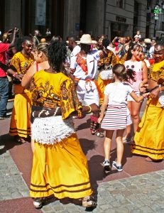 Uganda Pasacalles en el Festival Folklórico de los Pirineos