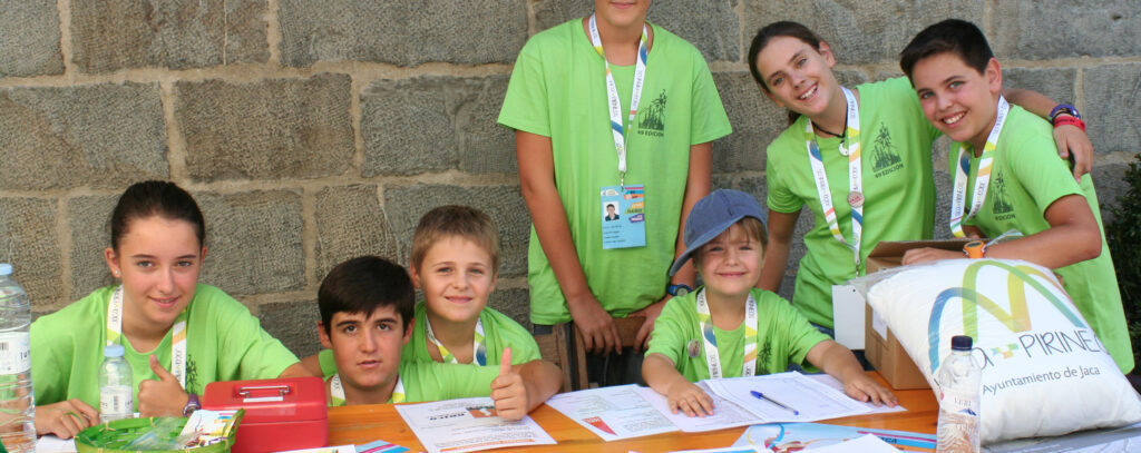 Cada edición aumenta el número de voluntarios para trabajar en el Festival de Jaca. Aunque parezca mentira. Hijas e hijos que siguen a sus madres y padres. De generación en generación. Otros nuevos que se lanzan a la aventura. Gracias a ello, el Festival Folclórico de los Pirineos, que se encuentra entre los certámenes culturales más importantes de su estilo y con más arraigo en Europa, sigue cumpliendo años. Ya sólo queda una edición para que tengamos que apagar cincuenta velas. Y así se cumple la máxima inapelable de que “sin voluntarios, no hay festival”, característica inherente a la propia identidad del evento.