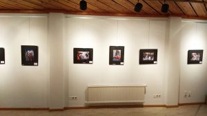 La exposición está compuesta por cuarenta fotografías seleccionadas entre las presentadas al Concurso de fotografía “Festival Folklórico de los Pirineos” que, organizado por el Ayuntamiento de Jaca con la colaboración del Círculo Fotográfico de Jaca, se convocó dentro del programa de actividades de la 49 edición del Festival Folklórico de los Pirineos, el pasado mes de agosto.