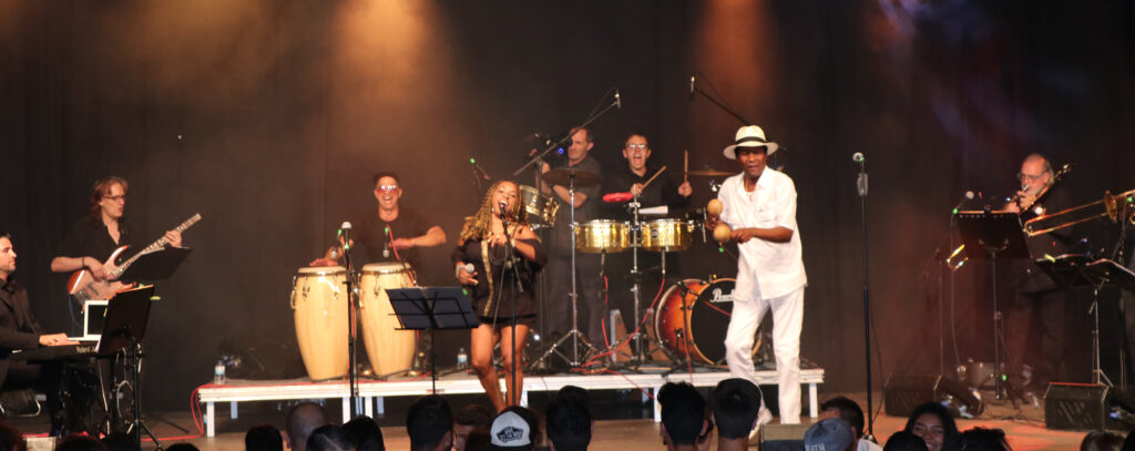 La actuación de “Salsagoza Latin Band”, el pasado sábado en Jaca, sirvió como avance y “aperitivo” del Festival Folklórico de los Pirineos y sus conciertos de “Lunas del Mundo”. La 50 edición del certamen se celebrará del 31 de julio al 4 de agosto de 2019.
