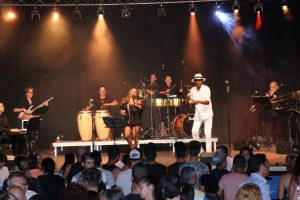 La actuación de “Salsagoza Latin Band”, el pasado sábado en Jaca, sirvió como avance y “aperitivo” del Festival Folklórico de los Pirineos y sus conciertos de “Lunas del Mundo”. La 50 edición del certamen se celebrará del 31 de julio al 4 de agosto de 2019.