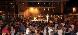 La actuación de “Salsagoza Latin Band”, el pasado sábado en Jaca, sirvió como avance y “aperitivo” del Festival Folklórico de los Pirineos y sus conciertos de “Lunas del Mundo”. La 50 edición del certamen se celebrará del 31 de julio al 4 de agosto de 2019.