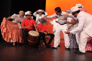 Color, ritmo y diversidad en la calle para celebrar la 50 edición del Festival Folklórico de los Pirineos