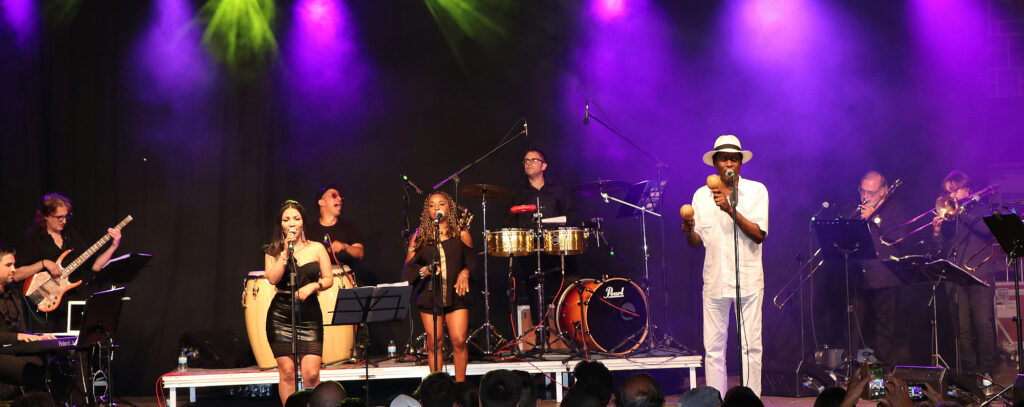Los ritmos latinos inundan Jaca en el «aperitivo» del Festival
