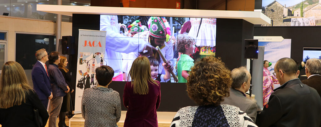 En la tarde del miércoles tuvo lugar la presentación de la 50 edición del Festival Folklórico de los Pirineos, en el stand de Aragón, de la Feria Internacional de Turismo. El certamen que celebra en 2019 su 50 edición, tendrá lugar en Jaca del 31 de julio al 4 de agosto .