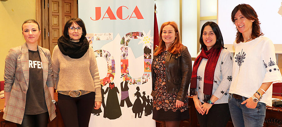 Presentación del proyecto en el Salón de Ciento del Ayuntamiento de Jaca. Han participado en la presentación, de izquierda a derecha: Patricia Sánchez, responsable del proyecto en el Colegio Escuelas Pías; Luisa Ferrer, directora del CEIP San Juan de la Peña; Olvido Moratinos, concejal delegada del Festival y teniente alcalde del Ayuntamiento de Jaca; Cristina Martínez Lahoz, coordinadora del proyecto y responsable de la Comisión de Azafatas auxiliares; Beatriz García López, directora del CEIP Monte Oroel.