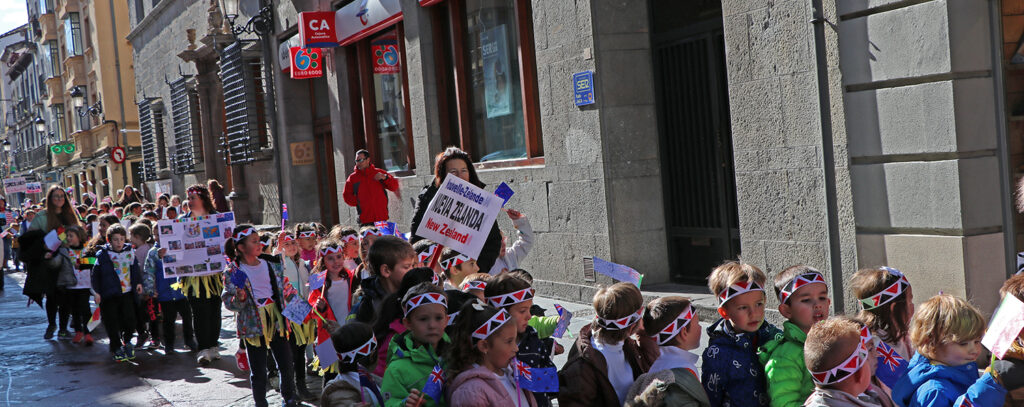 El Festival Folklórico de los Pirineos es el protagonista de la semana cultural del CEIP Monte Oroel de Jaca, que se desarrolla hasta este viernes en el centro jaqués y que hoy ha llevado a los más de 230 alumnos del centro a trasladar la música y folklore de los países participantes a las calles y plazas de la ciudad.