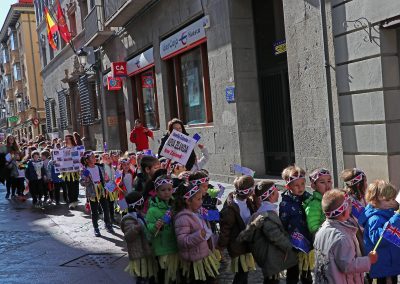 El Festival Folklórico de los Pirineos es el protagonista de la semana cultural del CEIP Monte Oroel de Jaca, que se desarrolla hasta este viernes en el centro jaqués y que hoy ha llevado a los más de 230 alumnos del centro a trasladar la música y folklore de los países participantes a las calles y plazas de la ciudad.