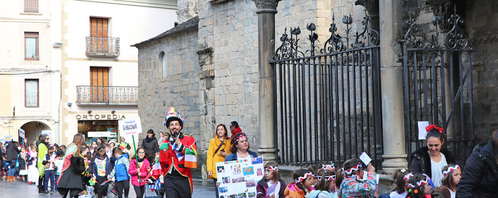 El Festival Folklórico de los Pirineos es el protagonista de la semana cultural del CEIP Monte Oroel de Jaca, que se desarrolla hasta este viernes en el centro jaqués y que hoy ha llevado a los más de 230 alumnos del centro a trasladar la música y folklore de los países participantes a las calles y plazas de la ciudad.