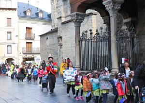 El Festival Folklórico de los Pirineos es el protagonista de la semana cultural del CEIP Monte Oroel de Jaca, que se desarrolla hasta este viernes en el centro jaqués y que hoy ha llevado a los más de 230 alumnos del centro a trasladar la música y folklore de los países participantes a las calles y plazas de la ciudad.