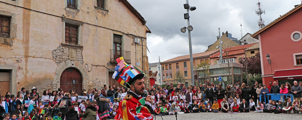 El Festival Folklórico de los Pirineos es el protagonista de la semana cultural del CEIP Monte Oroel de Jaca, que se desarrolla hasta este viernes en el centro jaqués y que hoy ha llevado a los más de 230 alumnos del centro a trasladar la música y folklore de los países participantes a las calles y plazas de la ciudad.