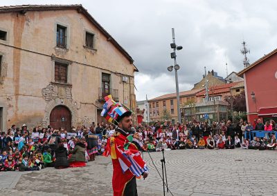 El Festival Folklórico de los Pirineos es el protagonista de la semana cultural del CEIP Monte Oroel de Jaca, que se desarrolla hasta este viernes en el centro jaqués y que hoy ha llevado a los más de 230 alumnos del centro a trasladar la música y folklore de los países participantes a las calles y plazas de la ciudad.