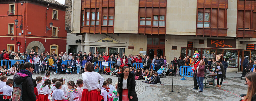 El Festival Folklórico de los Pirineos es el protagonista de la semana cultural del CEIP Monte Oroel de Jaca, que se desarrolla hasta este viernes en el centro jaqués y que hoy ha llevado a los más de 230 alumnos del centro a trasladar la música y folklore de los países participantes a las calles y plazas de la ciudad.