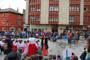 El Festival Folklórico de los Pirineos es el protagonista de la semana cultural del CEIP Monte Oroel de Jaca, que se desarrolla hasta este viernes en el centro jaqués y que hoy ha llevado a los más de 230 alumnos del centro a trasladar la música y folklore de los países participantes a las calles y plazas de la ciudad.