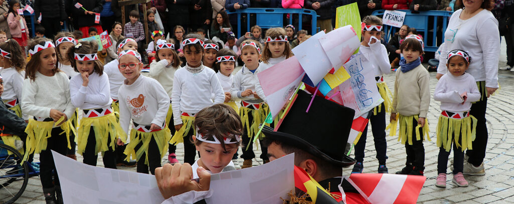 El Festival Folklórico de los Pirineos es el protagonista de la semana cultural del CEIP Monte Oroel de Jaca, que se desarrolla hasta este viernes en el centro jaqués y que hoy ha llevado a los más de 230 alumnos del centro a trasladar la música y folklore de los países participantes a las calles y plazas de la ciudad.