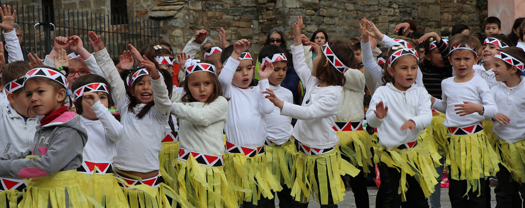 El Festival Folklórico de los Pirineos es el protagonista de la semana cultural del CEIP Monte Oroel de Jaca, que se desarrolla hasta este viernes en el centro jaqués y que hoy ha llevado a los más de 230 alumnos del centro a trasladar la música y folklore de los países participantes a las calles y plazas de la ciudad.