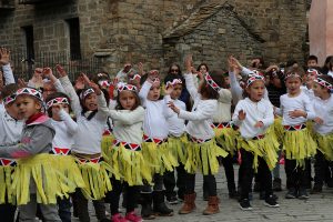 El Festival Folklórico de los Pirineos es el protagonista de la semana cultural del CEIP Monte Oroel de Jaca, que se desarrolla hasta este viernes en el centro jaqués y que hoy ha llevado a los más de 230 alumnos del centro a trasladar la música y folklore de los países participantes a las calles y plazas de la ciudad.