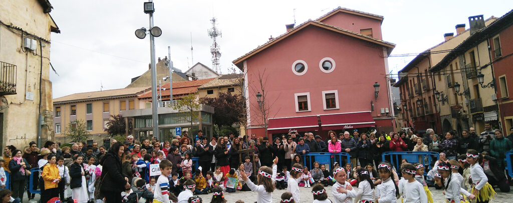 El Festival Folklórico de los Pirineos es el protagonista de la semana cultural del CEIP Monte Oroel de Jaca, que se desarrolla hasta este viernes en el centro jaqués y que hoy ha llevado a los más de 230 alumnos del centro a trasladar la música y folklore de los países participantes a las calles y plazas de la ciudad.