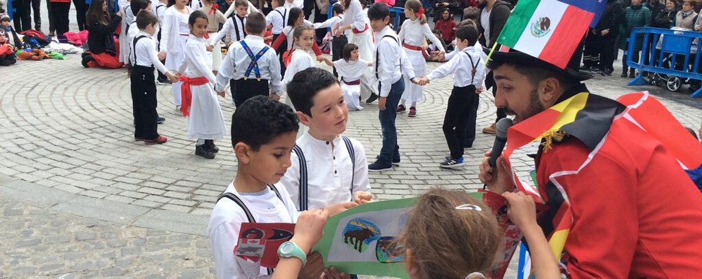 El Festival Folklórico de los Pirineos es el protagonista de la semana cultural del CEIP Monte Oroel de Jaca, que se desarrolla hasta este viernes en el centro jaqués y que hoy ha llevado a los más de 230 alumnos del centro a trasladar la música y folklore de los países participantes a las calles y plazas de la ciudad.