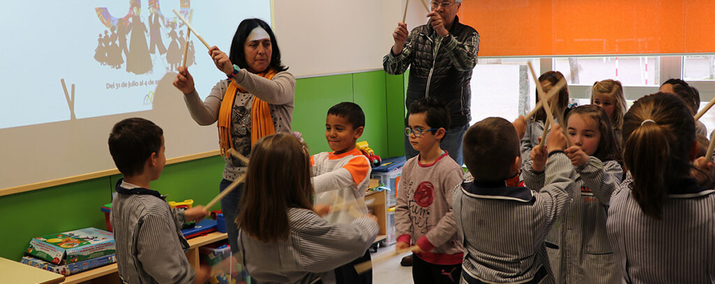 También durante la mañana, los niños y niñas de 3º de educación infantil del centro recibieron la visita de representantes del Festival que les hablaron sobre la historia e imagen del certamen, su himno y las actividades para el público infantil y pudieron resolver las dudas y preguntas que surgían durante la charla. Para finalizar, una exhibición con dances de “paloteau”, que los pequeños están aprendiendo durante el curso 2018-2019.