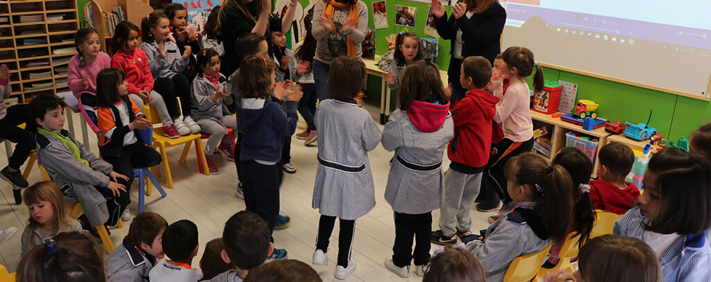 También durante la mañana, los niños y niñas de 3º de educación infantil del centro recibieron la visita de representantes del Festival que les hablaron sobre la historia e imagen del certamen, su himno y las actividades para el público infantil y pudieron resolver las dudas y preguntas que surgían durante la charla. Para finalizar, una exhibición con dances de “paloteau”, que los pequeños están aprendiendo durante el curso 2018-2019.