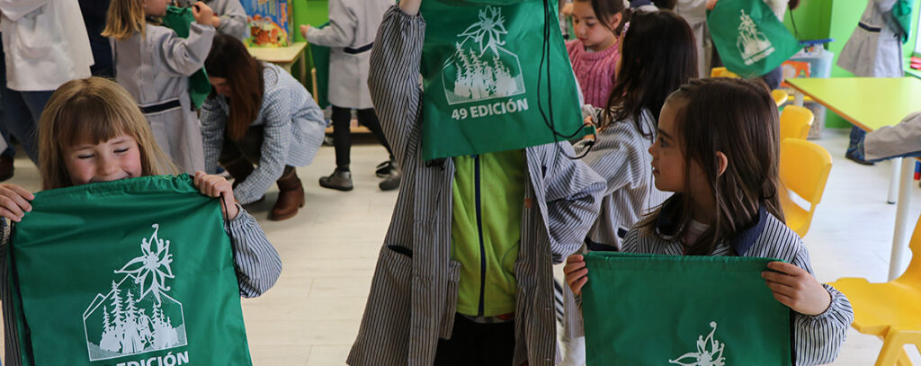 También durante la mañana, los niños y niñas de 3º de educación infantil del centro recibieron la visita de representantes del Festival que les hablaron sobre la historia e imagen del certamen, su himno y las actividades para el público infantil y pudieron resolver las dudas y preguntas que surgían durante la charla. Para finalizar, una exhibición con dances de “paloteau”, que los pequeños están aprendiendo durante el curso 2018-2019.