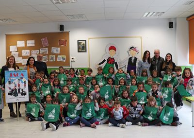 También durante la mañana, los niños y niñas de 3º de educación infantil del centro recibieron la visita de representantes del Festival que les hablaron sobre la historia e imagen del certamen, su himno y las actividades para el público infantil y pudieron resolver las dudas y preguntas que surgían durante la charla. Para finalizar, una exhibición con dances de “paloteau”, que los pequeños están aprendiendo durante el curso 2018-2019.