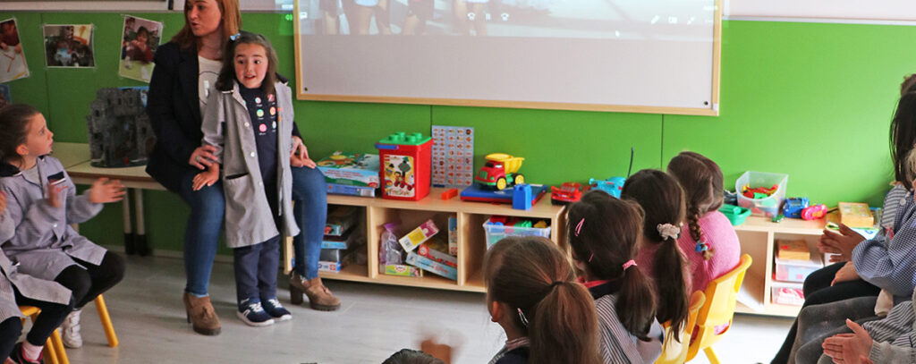 También durante la mañana, los niños y niñas de 3º de educación infantil del centro recibieron la visita de representantes del Festival que les hablaron sobre la historia e imagen del certamen, su himno y las actividades para el público infantil y pudieron resolver las dudas y preguntas que surgían durante la charla. Para finalizar, una exhibición con dances de “paloteau”, que los pequeños están aprendiendo durante el curso 2018-2019.