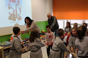 También durante la mañana, los niños y niñas de 3º de educación infantil del centro recibieron la visita de representantes del Festival que les hablaron sobre la historia e imagen del certamen, su himno y las actividades para el público infantil y pudieron resolver las dudas y preguntas que surgían durante la charla. Para finalizar, una exhibición con dances de “paloteau”, que los pequeños están aprendiendo durante el curso 2018-2019.