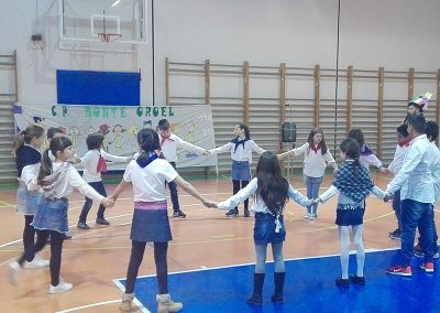 El Festival Folklórico de los Pirineos es el protagonista de la semana cultural del CEIP Monte Oroel de Jaca, que se desarrolla hasta este viernes en el centro jaqués y que hoy ha llevado a los más de 230 alumnos del centro a trasladar la música y folklore de los países participantes a las calles y plazas de la ciudad.