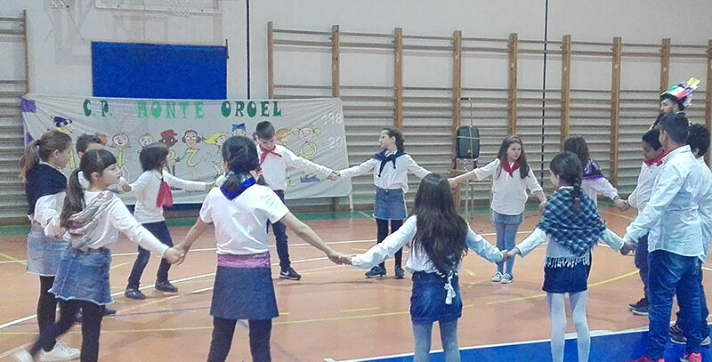 El Festival Folklórico de los Pirineos es el protagonista de la semana cultural del CEIP Monte Oroel de Jaca, que se desarrolla hasta este viernes en el centro jaqués y que hoy ha llevado a los más de 230 alumnos del centro a trasladar la música y folklore de los países participantes a las calles y plazas de la ciudad.