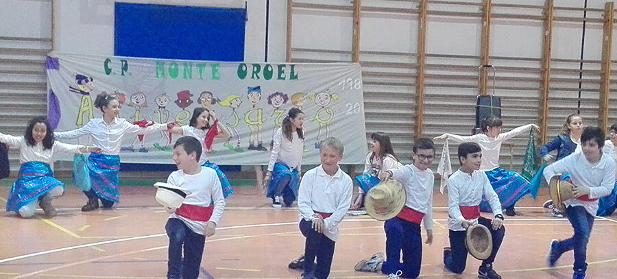 El Festival Folklórico de los Pirineos es el protagonista de la semana cultural del CEIP Monte Oroel de Jaca, que se desarrolla hasta este viernes en el centro jaqués y que hoy ha llevado a los más de 230 alumnos del centro a trasladar la música y folklore de los países participantes a las calles y plazas de la ciudad.