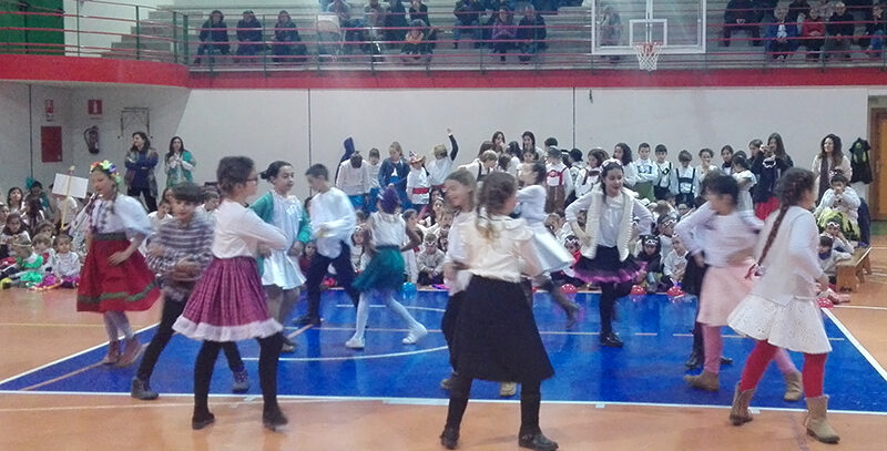 El Festival Folklórico de los Pirineos es el protagonista de la semana cultural del CEIP Monte Oroel de Jaca, que se desarrolla hasta este viernes en el centro jaqués y que hoy ha llevado a los más de 230 alumnos del centro a trasladar la música y folklore de los países participantes a las calles y plazas de la ciudad.