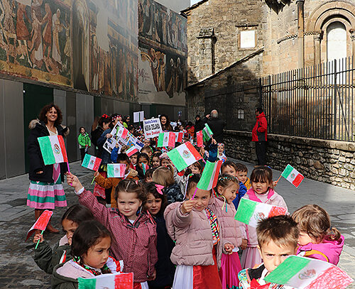 El Festival Folklórico de los Pirineos es el protagonista de la semana cultural del CEIP Monte Oroel de Jaca, que se desarrolla hasta este viernes en el centro jaqués y que hoy ha llevado a los más de 230 alumnos del centro a trasladar la música y folklore de los países participantes a las calles y plazas de la ciudad.